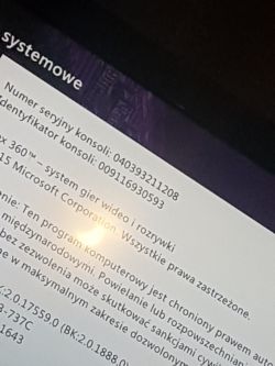 Zbliżenie na ekran telewizora z informacjami systemowymi konsoli Xbox 360.
