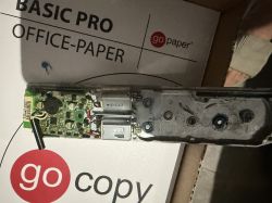 Płytka elektroniki w obudowie napędu drzwi, obok nadruki „BASIC PRO” i „go copy”.