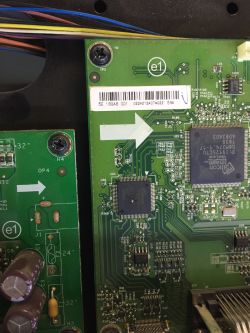 Identyfikacja układu U24 na płycie 4H.18DA8.A01 w monitorze BOSCH UML-262-90