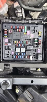 Widok skrzynki bezpieczników w samochodzie Camaro z 2022 roku.