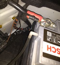 Lokalizacja odpowietrzników w akumulatorze Bosch S5 77Ah