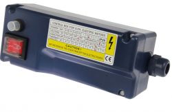 Skrzynka kontrolna do silników elektrycznych z włącznikiem i etykietą parametryczną.