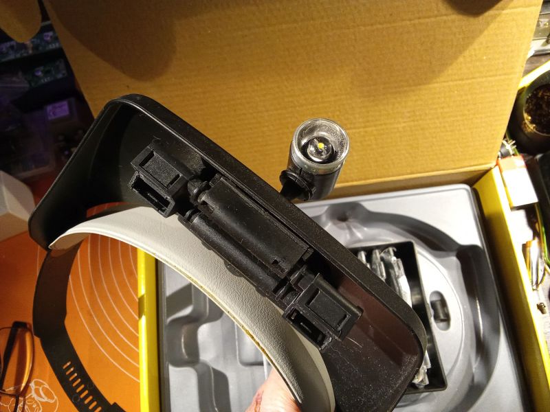 Recenzja daszka z lupą przy pracy z małymi elementami elektronicznymi