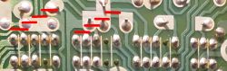 Fragment płytki PCB z zaznaczonymi na czerwono możliwymi połączeniami pinów