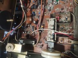 Wnętrze amplitunera: płytka PCB tunera FM z ekranowanym modułem, przewodami i elementami