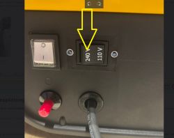 Panel urządzenia z przełącznikiem 240V/110V wskazanym żółtą strzałką