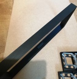 Uhrenrahmen mit LED und Segmenten Uhrenrahmen mit LED-Anzeige und Ziffernsegmenten.