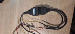 Kabel diagnostyczny Webasto z wieloma przewodami na drewnianym blacie