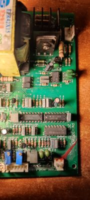 Zbliżenie na płytkę PCB z widocznymi układami scalonymi i komponentami elektronicznymi