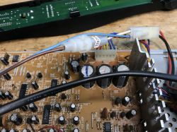 Płytka PCB ze starym tunerem satelitarnym z widocznymi komponentami elektronicznymi.
