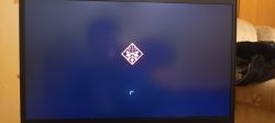 Ekran startowy laptopa HP Omen z logo i kółkiem ładowania