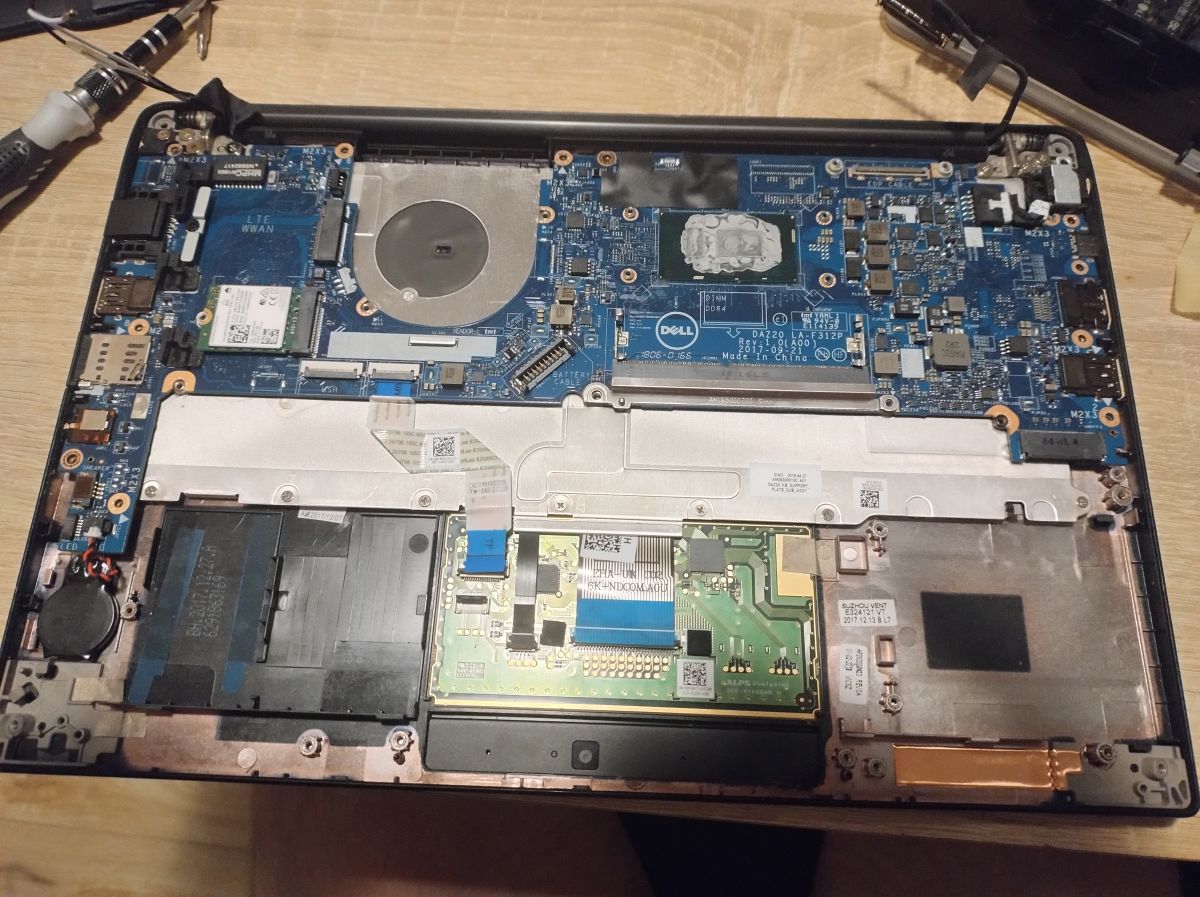 [Zalany touchpad] Wymiana przycisków w Dell 7390 lewy przycisk nie działa