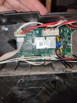 Płytka elektroniki ekspresu DeLonghi z widocznymi przewodami i podzespołami