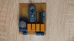 Płytka PCB z elementami elektronicznymi dla projektu rolet automatycznych.