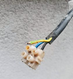Instalacja elektryczna na zewnątrz: jaki kabel i przekrój dla oświetlenia ogrodowego?