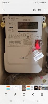 Jednofazowy licznik energii elektrycznej SANXING S12U26 zamontowany na ścianie.