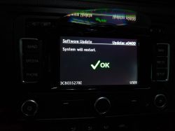 Software-Update-Bildschirm auf einem Auto-Multimediasystem mit OK-Bestätigung