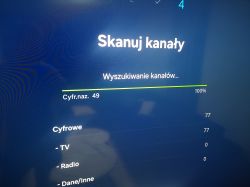 Ekran telewizora pokazujący postęp skanowania kanałów zatrzymujący się na kanale 49.