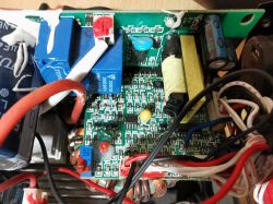 Wnętrze spawarki MMA-250A z widocznymi elementami elektronicznymi i okablowaniem.