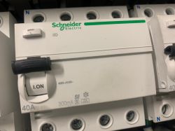 Wyłącznik różnicowoprądowy Schneider Electric 40A 300mA z dźwignią w pozycji włączonej