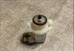 AEG Favorit 84470VI - wymontować elektrozawór zbiornika soli bez rozlewania wody