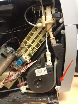 DeLonghi Magnifica S - Wyciek wody z elementu zaznaczonego strzałką ( zdjęcie)