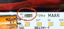 Zbliżenie na układ elektroniczny z zaznaczonym rezystorem oprawy LED.