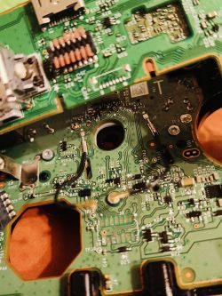 Płytka elektroniczna kontrolera Xbox z widocznymi komponentami i ścieżkami.