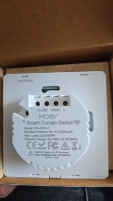 Smart Curtain Switch MOES WRS-EUC-3D White smart curtain switch MOES WRS-EUC-3D in a cardboard box.