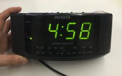 Radiobudzik Aiwa z dużym zielonym wyświetlaczem LED pokazującym godzinę 4:58
