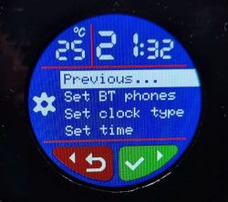 Okrągły wyświetlacz z menu ustawień: 21:32, 25°C oraz opcje Set BT phones, Set time