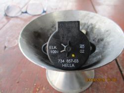 Czarny element HELLA z nadrukiem „ELK 109” na metalowej misce; w rogu widoczna data 03/04/2026.