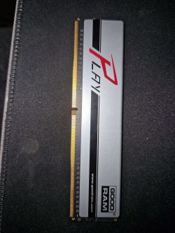 Moduł pamięci RAM GOODRAM Play na czarnej powierzchni.