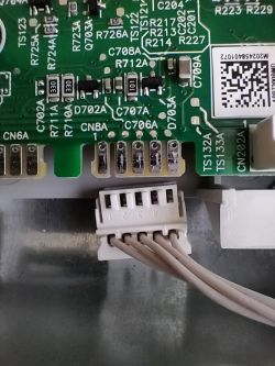 Zbliżenie na złącze przewodów podłączone do płytki PCB z oznaczeniami komponentów