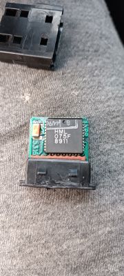 Moduł elektroniczny HML 075F 8911 na tle materiału tekstylnego