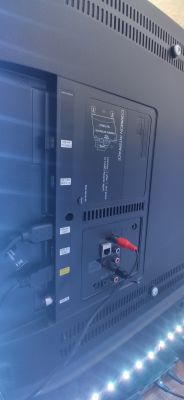 Tył telewizora Samsung z widocznymi portami HDMI i RCA.