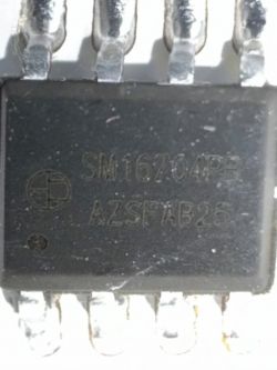 Close-up view of the SM16704PE chip with markings AZSFAB25.
