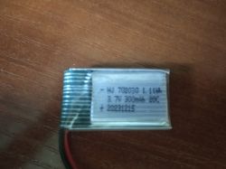 Bateria litowo-polimerowa z oznaczeniami technicznymi na obudowie