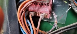 Przewody elektryczne podłączone do listwy zaciskowej w spawarce.