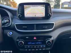 Car dashboard with reverse camera display and climate controls set to 22°C