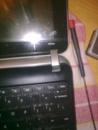 HP Mini 210-4160ew - Jak zdjąć osłony zawiasów przy wymianie matrycy?