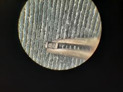 Mikroskopowe zbliżenie na element elektroniczny z oznaczeniem 23D.