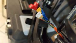 Zbliżenie na przewody elektryczne w hulajnodze Urban Glide 82L z kolorowymi złączkami.