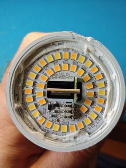 £1 Wnętrza inteligentnych żarówek: IKEA Tradfri LED2003G1, Ener-J SHA5262, niemarkowy PIR, Yi