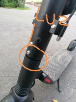 Jak usunąć luz w kierownicy hulajnogi Segway ES4?