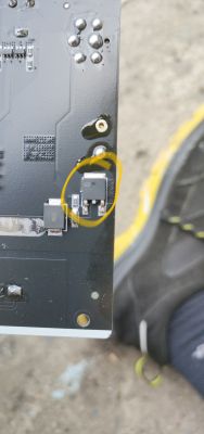 Zdjęcie uszkodzonego układu elektronicznego na płytce z oznaczeniem 50N030.