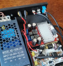 Zbliżenie na wnętrze wzmacniacza DIY z układem CS8683.