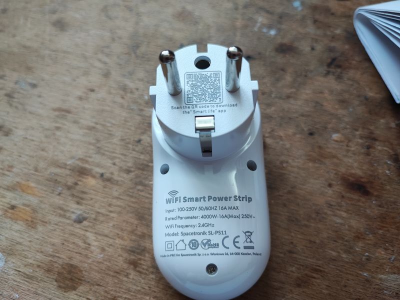Biała inteligentna wtyczka z podświetleniem LED i kodem QR na górze.
