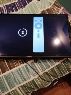Telewizor Thomson z wyświetlonym obrazem pilota do parowania.