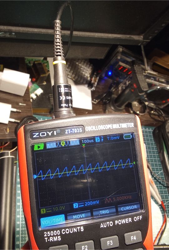 Przenośny oscyloskop Zoyi ZT-703S z wyświetlonym sygnałem trójkątnym 5 kHz